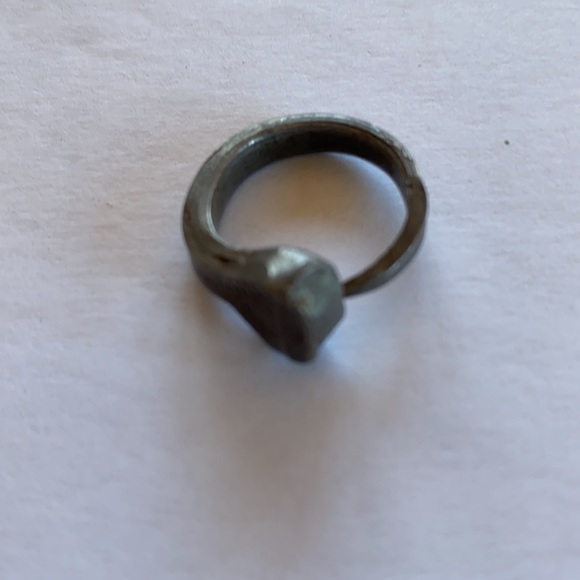 1970’s gothic look horseshoe nail ring size 7 1/2 - Picture 7 of 7